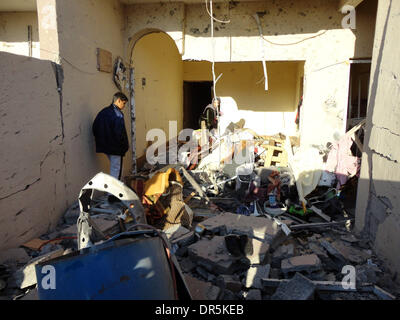 Kirkuk. 20. Januar 2014. Foto aufgenommen am 20. Januar 2014, zeigt den Standort eines Autos Bombenanschlag in Kirkuk, etwa 250 km nördlich der irakischen Hauptstadt Bagdad. Mindestens 2 Personen wurden getötet und 7 Verletzte in einem Auto Bombenanschlag in Kirkuk am Sonntag. Bildnachweis: Dena Assad/Xinhua/Alamy Live-Nachrichten Stockfoto