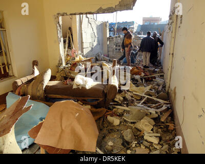 Kirkuk. 20. Januar 2014. Foto aufgenommen am 20. Januar 2014, zeigt den Standort eines Autos Bombenanschlag in Kirkuk, etwa 250 km nördlich der irakischen Hauptstadt Bagdad. Mindestens 2 Personen wurden getötet und 7 Verletzte in einem Auto Bombenanschlag in Kirkuk am Sonntag. Bildnachweis: Dena Assad/Xinhua/Alamy Live-Nachrichten Stockfoto