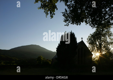 Sonnenuntergang hinter der Marienkirche mit Moel Hebog hinter Beddgelert, Snowdonia, Gwynedd, Nordwales. Stockfoto