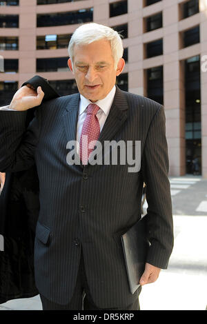 Ehemaligen Polen PM, Mitglied des Europäischen Parlaments, Kandidat für Chairman des EP Jerzy Buzek bei Eröffnung des '' Bronislaw Geremek Agora'' im Europäischen Parlament in Straßburg am 2009-04-21 Geremek starb bei einem Autounfall im Juli 2008.  Polnische Liberalen Mitglied des Europäischen Parlaments war 76.  Â © von Wiktor Dabkowski... Polen und Finnland heraus (Kredit-Bild: © Wiktor Da Stockfoto