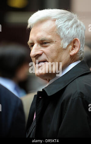 Ehemaligen Polen PM, Mitglied des Europäischen Parlaments, Kandidat für Chairman des EP Jerzy Buzek bei Eröffnung des '' Bronislaw Geremek Agora'' im Europäischen Parlament in Straßburg am 2009-04-21 Geremek starb bei einem Autounfall im Juli 2008.  Polnische Liberalen Mitglied des Europäischen Parlaments war 76.  Â © von Wiktor Dabkowski... Polen und Finnland heraus (Kredit-Bild: © Wiktor Da Stockfoto