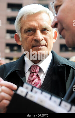 Ehemaligen Polen PM, Mitglied des Europäischen Parlaments, Kandidat für Chairman des EP Jerzy Buzek bei Eröffnung des '' Bronislaw Geremek Agora'' im Europäischen Parlament in Straßburg am 2009-04-21 Geremek starb bei einem Autounfall im Juli 2008.  Polnische Liberalen Mitglied des Europäischen Parlaments war 76.  Â © von Wiktor Dabkowski... Polen und Finnland heraus (Kredit-Bild: © Wiktor Da Stockfoto