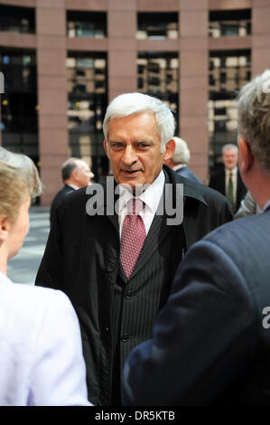 Ehemaligen Polen PM, Mitglied des Europäischen Parlaments, Kandidat für Chairman des EP Jerzy Buzek bei Eröffnung des '' Bronislaw Geremek Agora'' im Europäischen Parlament in Straßburg am 2009-04-21 Geremek starb bei einem Autounfall im Juli 2008.  Polnische Liberalen Mitglied des Europäischen Parlaments war 76.  Â © von Wiktor Dabkowski... Polen und Finnland heraus (Kredit-Bild: © Wiktor Da Stockfoto