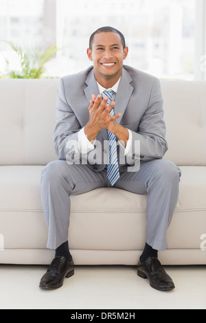 Aufgeregt Geschäftsmann auf couch Stockfoto