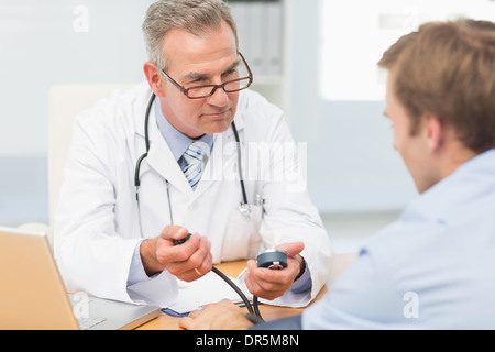 Arzt seine Patienten der Blutdruck Einnahme Stockfoto