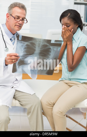 Arzt zeigt zufrieden Patienten ihre positiven Brust xray Stockfoto