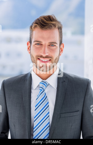 Porträt eines schönen jungen Geschäftsmann