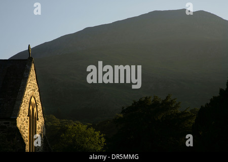 St. Marien Kirche mit Moel Hebog hinter Beddgelert, Snowdonia, Gwynedd, Nordwales. Stockfoto