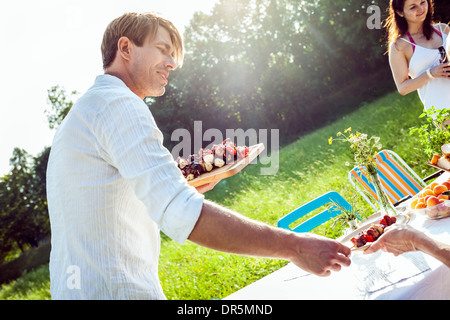 Freunden Grillen am Riverside, Ausläufer der Alpen, Bayern, Deutschland Stockfoto