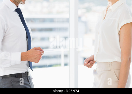 Mittleren Bereich der Führungskräfte, die Austausch von Visitenkarten Stockfoto