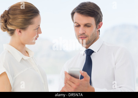 Elegant gekleidet Kollegen Blick auf Handy Stockfoto