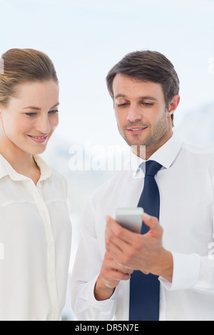 Elegant gekleidet Kollegen Blick auf Handy Stockfoto
