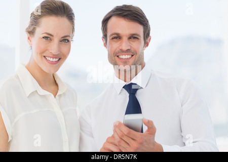 Elegant gekleidet Kollegen mit einem Mobiltelefon Stockfoto