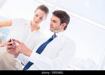 Elegant gekleidet Kollegen Blick auf Handy Stockfoto