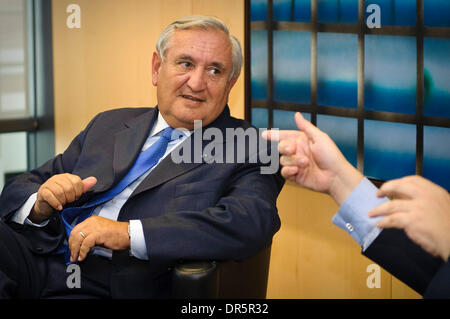 12. März 2009 - Brüssel, Belgien - der ehemalige französische Premierminister JEAN-PIERRE RAFFARIN vor einem Treffen der EU-Kommission Hauptsitz in Brüssel, Belgien am 2009-03-12. (Kredit-Bild: © Wiktor Dabkowski/ZUMA Press) Stockfoto