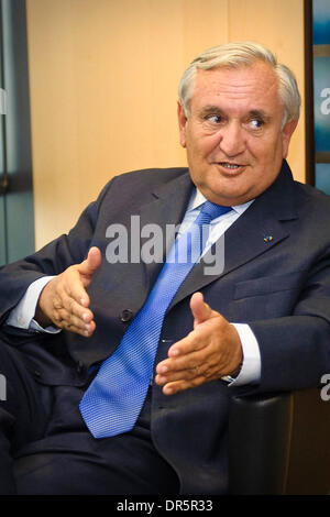 12. März 2009 - Brüssel, Belgien - der ehemalige französische Premierminister JEAN-PIERRE RAFFARIN vor einem Treffen der EU-Kommission Hauptsitz in Brüssel, Belgien am 2009-03-12. (Kredit-Bild: © Wiktor Dabkowski/ZUMA Press) Stockfoto