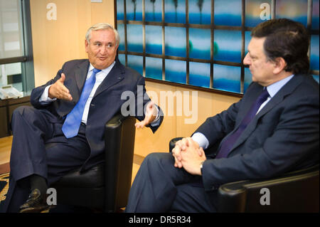 12. März 2009 - Hauptsitz Brüssel, Belgien - ehemalige französische Premierminister JEAN-PIERRE RAFFARIN (L) und EU-Kommissionspräsident JOSE MANUEL BARROSO vor ihrer Sitzung bei der EU Kommission in Brüssel am 2009-03-12. (Kredit-Bild: © Wiktor Dabkowski/ZUMA Press) Stockfoto