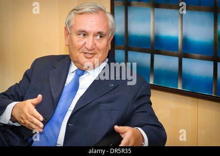 12. März 2009 - Brüssel, Belgien - der ehemalige französische Premierminister JEAN-PIERRE RAFFARIN vor einem Treffen der EU-Kommission Hauptsitz in Brüssel, Belgien am 2009-03-12. (Kredit-Bild: © Wiktor Dabkowski/ZUMA Press) Stockfoto