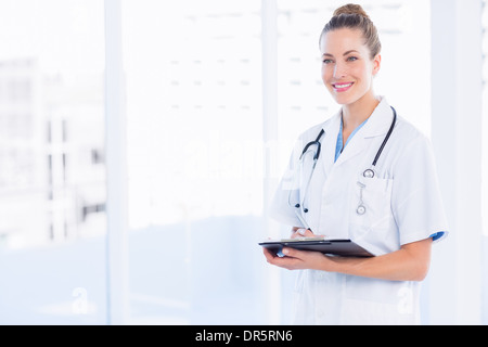 Zuversichtlich Ärztin mit Zwischenablage im Krankenhaus Stockfoto