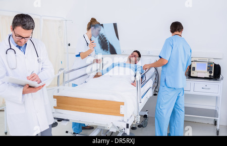 Ärzte halten Berichte von Patienten im Krankenhaus Stockfoto