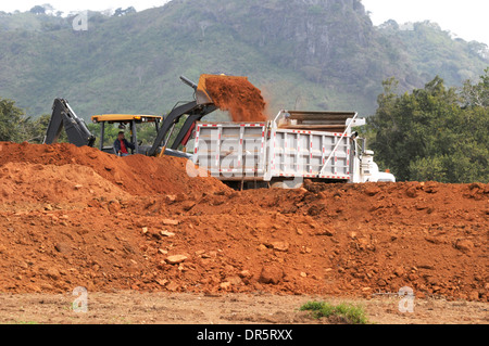 Schwere Maschinen arbeiten auf einer Baustelle Stockfoto