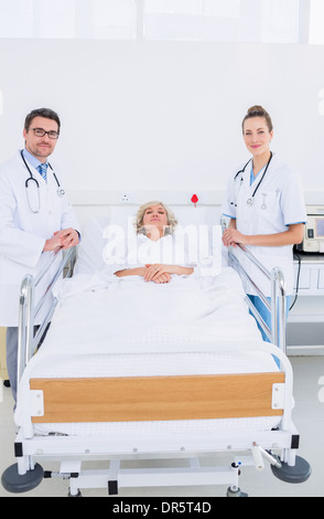 Ärzte, die eine Patientin im Krankenhaus besuchen Stockfoto