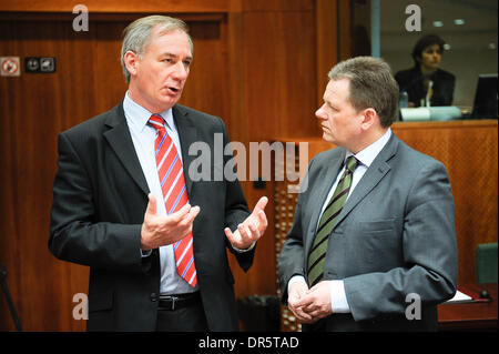 Britische Staatssekretär für Transport, plaudert mit bulgarischen Verkehrsminister Peter Mutafchiev zu Beginn des Transport-EU-Ministerrat in Brüssel am 2009-03-30 von Wiktor Dabkowski Rt Hon Geoff Hoon MP (L)... Polen, (Kredit-Bild: © Wiktor Dabkowski/ZUMA Press) Stockfoto