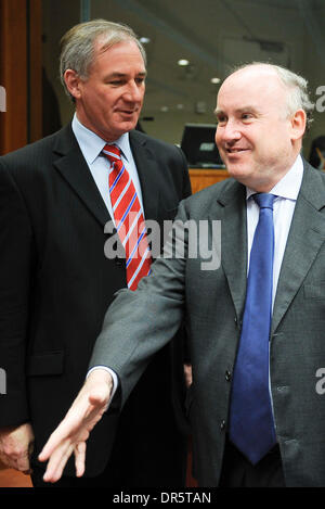 Britische Staatssekretär für Transport, schaut französischer Staatssekretär für Verkehr Dominique Bussereau zu Beginn des Transport-EU-Ministerrat in Brüssel am 2009-03-30 von Wiktor Dabkowski Rt Hon Geoff Hoon MP (L)... Polen, (Kredit-Bild: © Wiktor Dabkowski/ZUMA Press) Stockfoto