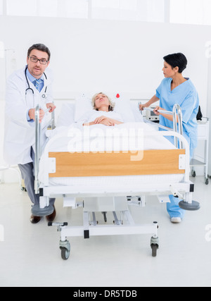 Ärzte, die Patienten im Krankenhaus besuchen Stockfoto