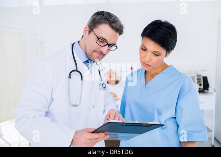 Ärzte diskutieren Arztberichte Stockfoto