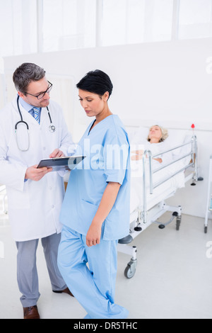 Ärzte, die Erörterung von mit Patienten im Krankenhaus Stockfoto