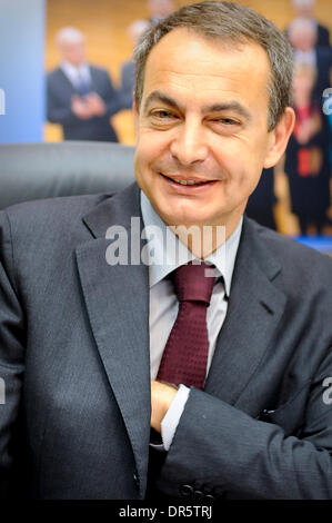 Spaniens Ministerpräsident José Luis Rodriguez Zapatero vor der Sitzung der Kommissare Collage Hauptquartier der EG in Brüssel am 29 / 04 / 2009 Â © von Wiktor Dabkowski... Polen, (Kredit-Bild: © Wiktor Dabkowski/ZUMA Press) Stockfoto