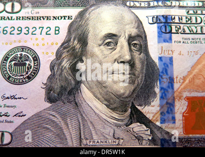 Makroaufnahme einer brandneuen 100 Dollarschein zeigt das Gesicht von Benjamin Franklin Stockfoto