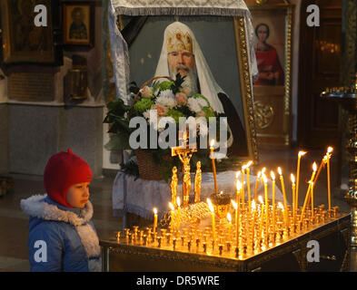 7. Dezember 2008 - starb Moskau, Russland - Patriarch Alexy II, der russischen orthodoxen Kirche seit 18 Jahren führte, im Alter von 79 in seiner Residenz in der Nähe der russischen Hauptstadt am Freitag Morgen, 5. Dezember 2008. Im Bild: Tausende von Russen kommen ihren letzten Respekt zu Patriarch Alexi II (Credit-Bild: © PhotoXpress/ZUMA Press) Einschränkungen: * Nord- und Südamerika Rechte nur * Stockfoto