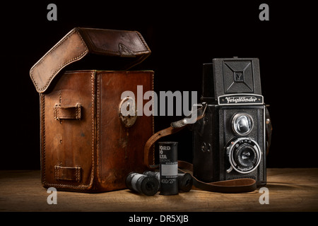 Vintage Voigtländer brillant-Kamera mit Ledertasche und Roll-Filme. Stockfoto