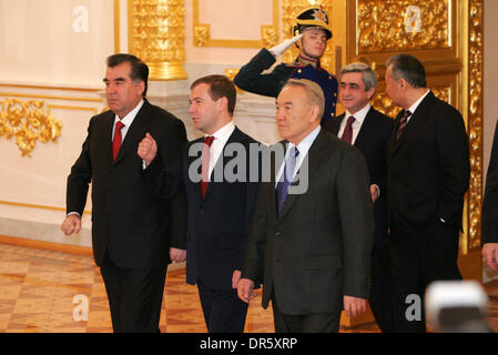 4. Februar 2009 - Moskau, Russland - CSTO (Collective Security Treaty Organization) Gipfel in Moskau. Fokus auf gemeinsame militärische Gewalt einrichten. Im Bild: Bild: (L-R) tadschikischen President EMOMALI RAKHAMON, Präsident von Russland DMITRY MEDVEDEV, Kazakh President NURSULTAN NAZARBAYEV, (wieder): armenische Präsident SERZH SARGSYAN und kirgisischen Präsidenten KURMANBEK BAKIYEV. (Kredit-Bild: © PhotoX Stockfoto