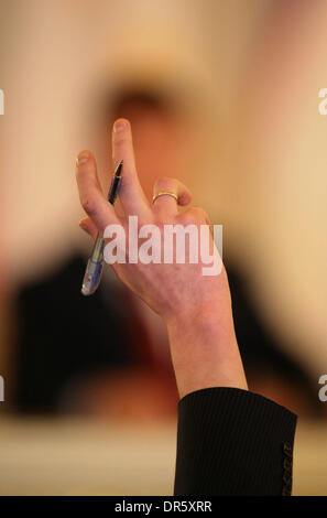 4. Februar 2009 - Moskau, Russland - CSTO (Collective Security Treaty Organization) Gipfel in Moskau. Fokus auf gemeinsame militärische Gewalt einrichten. Im Bild: Voting - ja. (Kredit-Bild: © PhotoXpress/ZUMA Press) Einschränkungen: * Nord- und Südamerika Rechte nur * Stockfoto