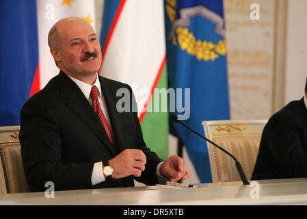 4. Februar 2009 - Moskau, Russland - Präsident von Belarus ALEXANDER LUKASHENKO auf kollektive Sicherheit Vertrag Organisation Gipfeltreffen in Moskau in den Mittelpunkt der Einrichtung einer gemeinsames militärischen Kraft. (Kredit-Bild: © PhotoXpress/ZUMA Press) Einschränkungen: * Nord- und Südamerika Rechte nur * Stockfoto