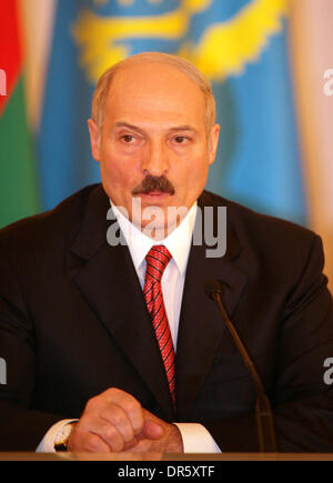 4. Februar 2009 - Moskau, Russland - Präsident von Belarus ALEXANDER LUKASHENKO auf kollektive Sicherheit Vertrag Organisation Gipfeltreffen in Moskau in den Mittelpunkt der Einrichtung einer gemeinsames militärischen Kraft. (Kredit-Bild: © PhotoXpress/ZUMA Press) Einschränkungen: * Nord- und Südamerika Rechte nur * Stockfoto