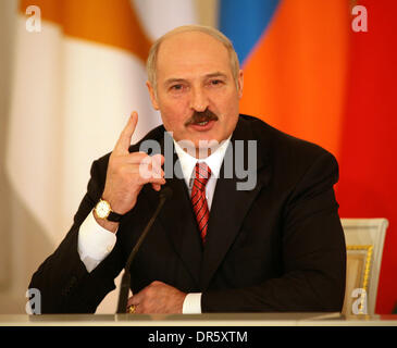 4. Februar 2009 - Moskau, Russland - Präsident von Belarus ALEXANDER LUKASHENKO auf kollektive Sicherheit Vertrag Organisation Gipfeltreffen in Moskau in den Mittelpunkt der Einrichtung einer gemeinsames militärischen Kraft. (Kredit-Bild: © PhotoXpress/ZUMA Press) Einschränkungen: * Nord- und Südamerika Rechte nur * Stockfoto