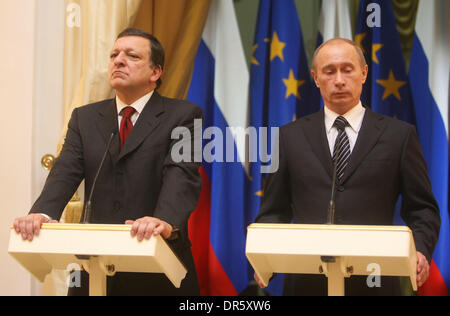 6. Februar 2009 - Moskau, Russland - Präsident der Europäischen Kommission José MANUEL Barroso bei dem Treffen mit russische Ministerpräsident VLADIMIR PUTIN in Moskau. (Kredit-Bild: © PhotoXpress/ZUMA Press) Einschränkungen: * Nord- und Südamerika Rechte nur * Stockfoto