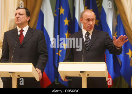 6. Februar 2009 - Moskau, Russland - Präsident der Europäischen Kommission José MANUEL Barroso bei dem Treffen mit russische Ministerpräsident VLADIMIR PUTIN in Moskau. (Kredit-Bild: © PhotoXpress/ZUMA Press) Einschränkungen: * Nord- und Südamerika Rechte nur * Stockfoto