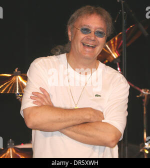 8. Februar 2009 - Moskau, Russland - Mitglied von Deep Purple legendäre britische Rockband IAN PAICE (Schlagzeug) gibt seine persönliche Masterclass in Moskau. (Kredit-Bild: © PhotoXpress/ZUMA Press) Einschränkungen: * Nord- und Südamerika Rechte nur * Stockfoto