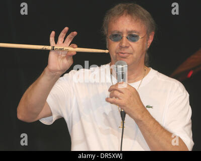 8. Februar 2009 - Moskau, Russland - Mitglied von Deep Purple legendäre britische Rockband IAN PAICE (Schlagzeug) gibt seine persönliche Masterclass in Moskau. (Kredit-Bild: © PhotoXpress/ZUMA Press) Einschränkungen: * Nord- und Südamerika Rechte nur * Stockfoto