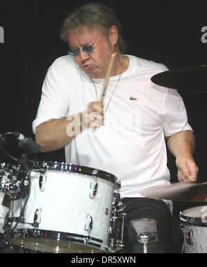 8. Februar 2009 - Moskau, Russland - Mitglied von Deep Purple legendäre britische Rockband IAN PAICE (Schlagzeug) gibt seine persönliche Masterclass in Moskau. (Kredit-Bild: © PhotoXpress/ZUMA Press) Einschränkungen: * Nord- und Südamerika Rechte nur * Stockfoto