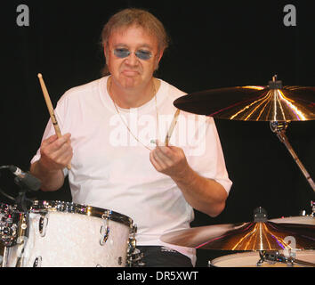 8. Februar 2009 - Moskau, Russland - Mitglied von Deep Purple legendäre britische Rockband IAN PAICE (Schlagzeug) gibt seine persönliche Masterclass in Moskau. (Kredit-Bild: © PhotoXpress/ZUMA Press) Einschränkungen: * Nord- und Südamerika Rechte nur * Stockfoto