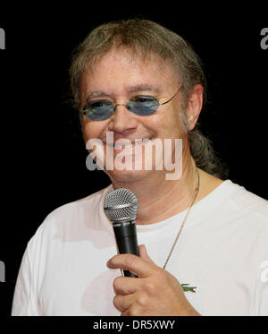 8. Februar 2009 - Moskau, Russland - Mitglied von Deep Purple legendäre britische Rockband IAN PAICE (Schlagzeug) gibt seine persönliche Masterclass in Moskau. (Kredit-Bild: © PhotoXpress/ZUMA Press) Einschränkungen: * Nord- und Südamerika Rechte nur * Stockfoto