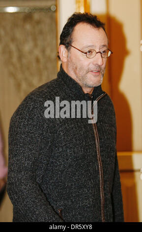 9. Februar 2009 - Moskau, Russland - Schauspieler JEAN RENO bei der rosarote Panther 2 Moskau Premiere. (Kredit-Bild: © PhotoXpress/ZUMA Press) Einschränkungen: * Nord- und Südamerika Rechte nur * Stockfoto