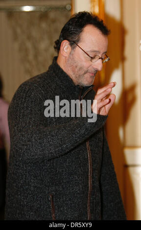 9. Februar 2009 - Moskau, Russland - Schauspieler JEAN RENO bei der rosarote Panther 2 Moskau Premiere. (Kredit-Bild: © PhotoXpress/ZUMA Press) Einschränkungen: * Nord- und Südamerika Rechte nur * Stockfoto