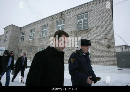 11. Februar 2009 - Wologda, Russland - der russische Präsident DMITRY MEDVEDEV besucht Vologda Haftanstalt für Jugendliche Straftäter. (Kredit-Bild: © PhotoXpress/ZUMA Press) Einschränkungen: * Nord- und Südamerika Rechte nur * Stockfoto